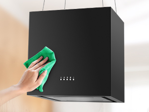 Le texte se lit comme suit : « Image 6 ». Appareil cubique noir ou unité électronique essuyé avec un chiffon de nettoyage vert.