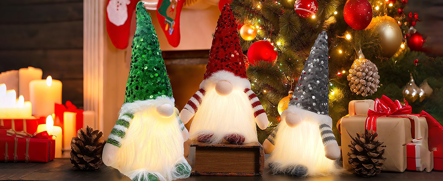 Weihnachtsdisplay mit beleuchteten Dekofiguren vor festlichem Hintergrund mit Weihnachtslichtern und verpackten Geschenken.