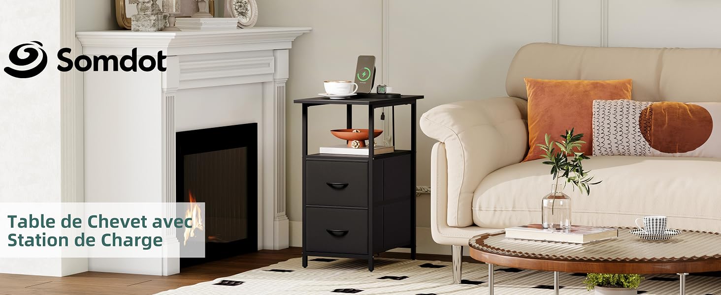 Le texte indique « Somdot » et « Table de chevet avec station de charge ». Scène d'intérieur avec table d'appoint noire avec étagères, borne de recharge, fauteuil crème et décoration intérieure.