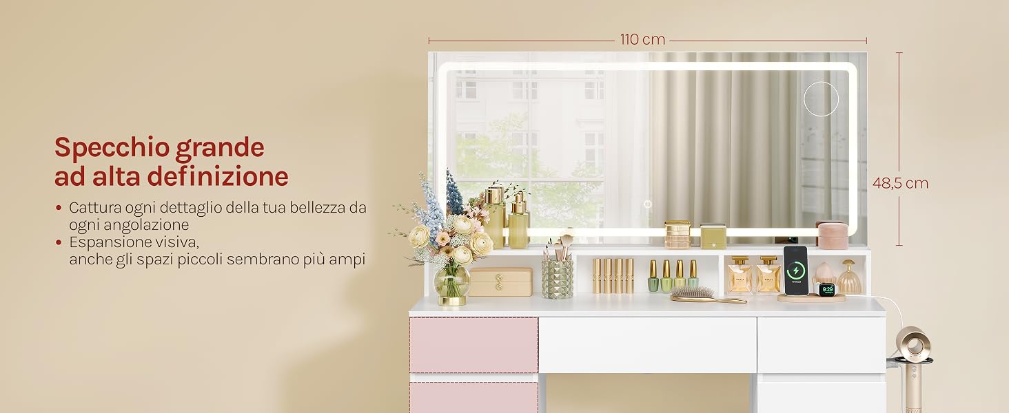 Il testo recita «Specchio grande ad allo del relax» con testo descrittivo in italiano di seguito. Specchio da camera da letto moderno con scaffale sopra mobili bianchi contro una parete beige.