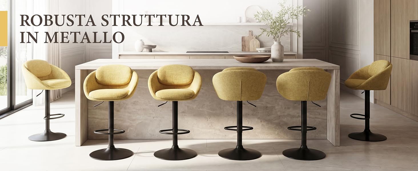 Il testo recita «ROBUSTA STRUTTURA IN METALLO». Cinque sgabelli da bar imbottiti giallo/oro con piedistalli e poggiapiedi in metallo nero disposti davanti a un bancone da bar in legno chiaro in un ambiente interno moderno.