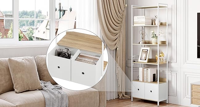 Scaffale in legno bianco con cassetti e ripiani aperti, esposto in una stanza luminosa. L'inserto mostra in primo piano le maniglie dei cassetti e i dettagli dello scaffale