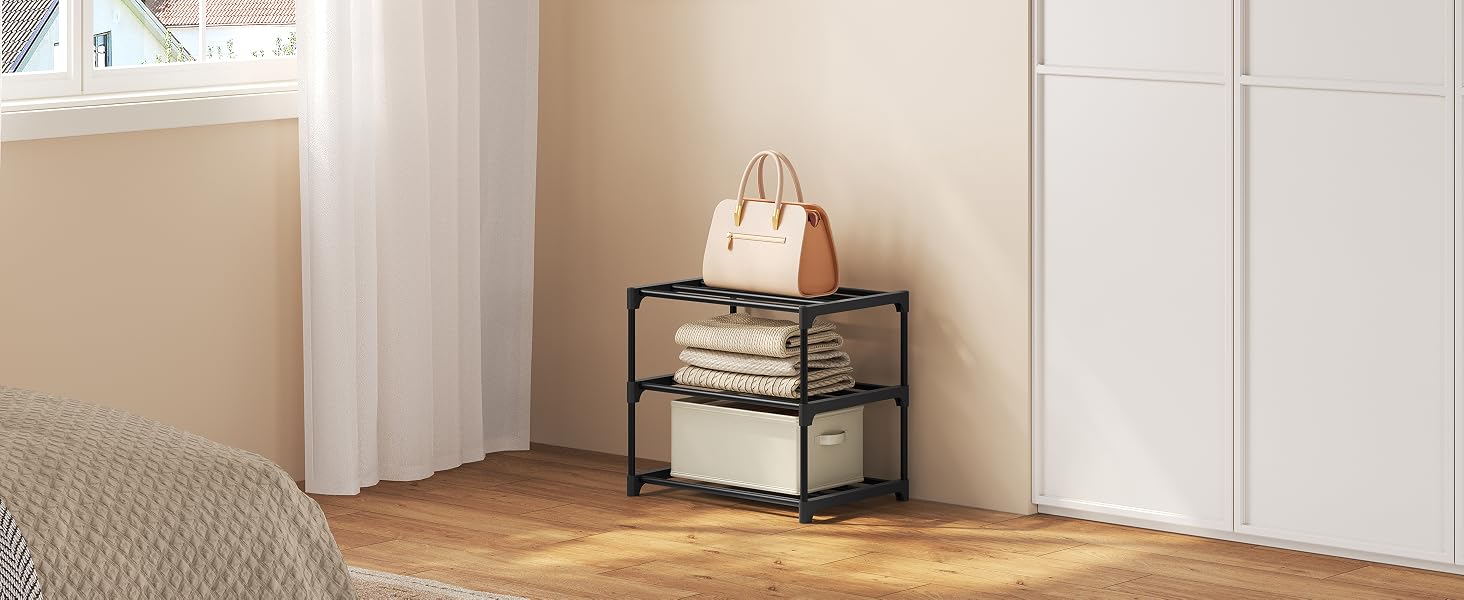 Étagère à chaussures en métal et bois avec bacs de rangement en toile beige placés contre un mur neutre, illustrant une organisation minimaliste de la maison.