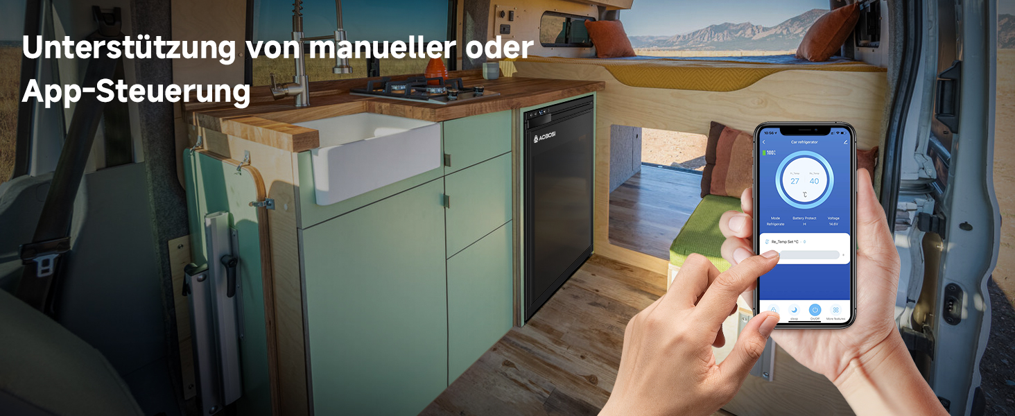Innenraum eines Wohnmobils mit mintgrünen Schränken und Holzböden. Eine Hand hält ein Smartphone, auf dem eine Bedienoberfläche einer App angezeigt wird, die auf Funktionen zur Fernsteuerung hindeutet