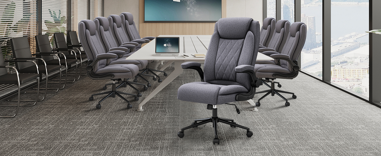 Intérieur de bureau moderne avec chaises de bureau ergonomiques grises disposées en rangées sur un sol en moquette gris clair et baies vitrées.