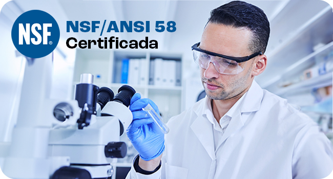 Equipo de seguridad de laboratorio que muestra gafas de protección con certificación NSF/ANSI 58 presentado