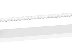 Nahaufnahme eines scheinbar schwarzen Kabel- oder Steckerprodukts vor weißem Hintergrund.