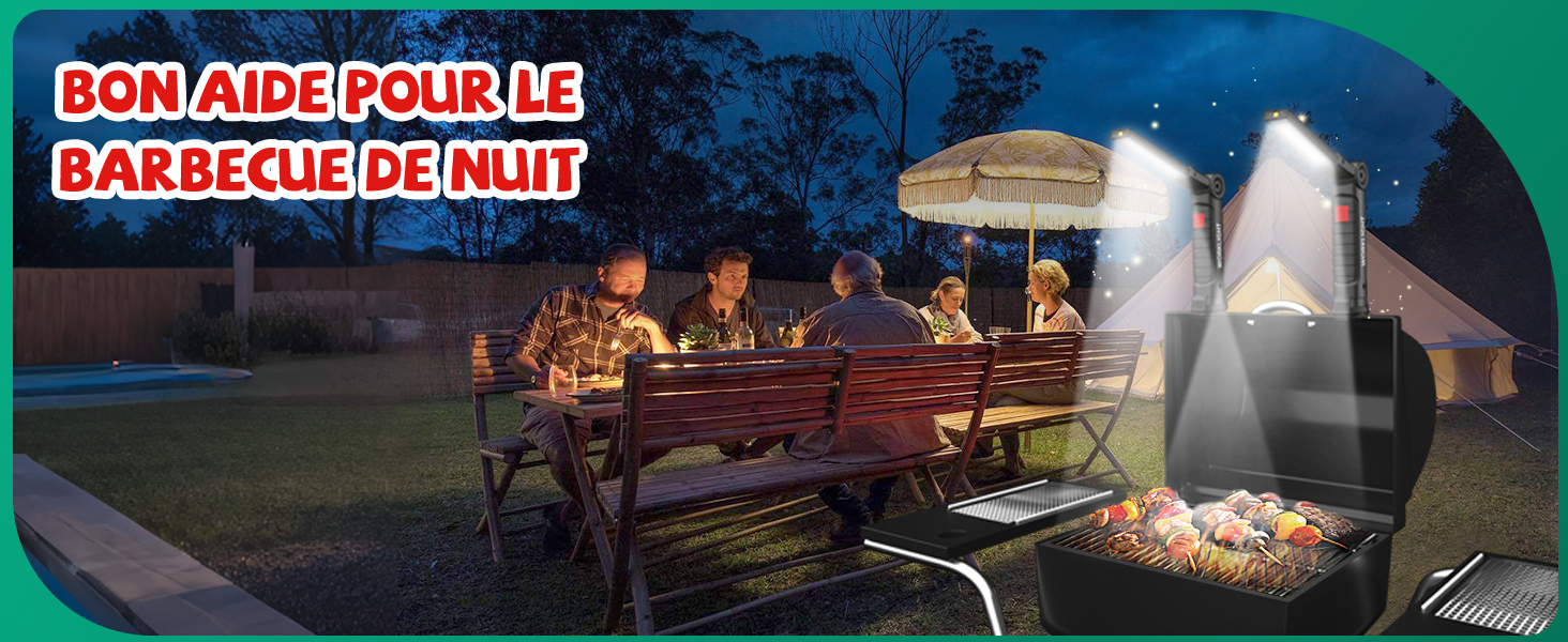 Le texte se lit comme suit : « BON AIDE POUR LE BARBECUE DE MIDI ». Espace de rassemblement extérieur avec plusieurs barbecues et sièges, illuminé la nuit.