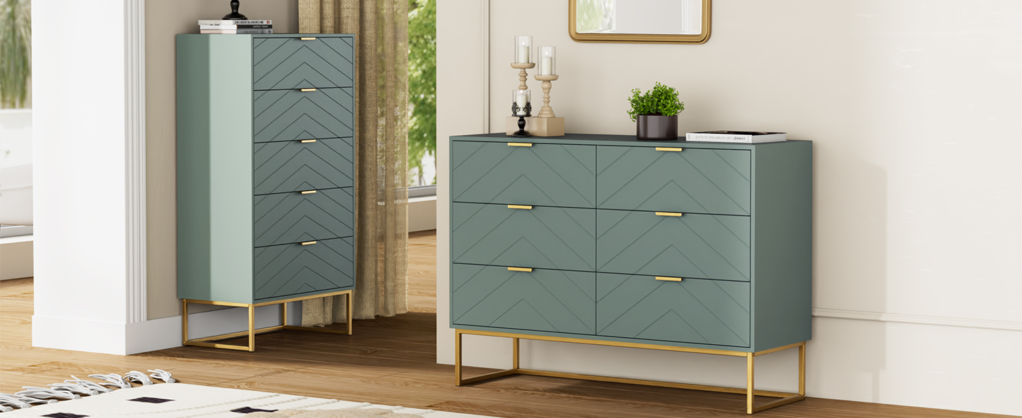 Due moderne cassettiere portaoggetti in verde salvia con cassetti con motivo chevron, maniglie in ottone e gambe in metallo dorato. Cassettiera alta a cinque cassetti e cassettiera più ampia a tre cassetti mostrata nell'ambientazione della stanza.
