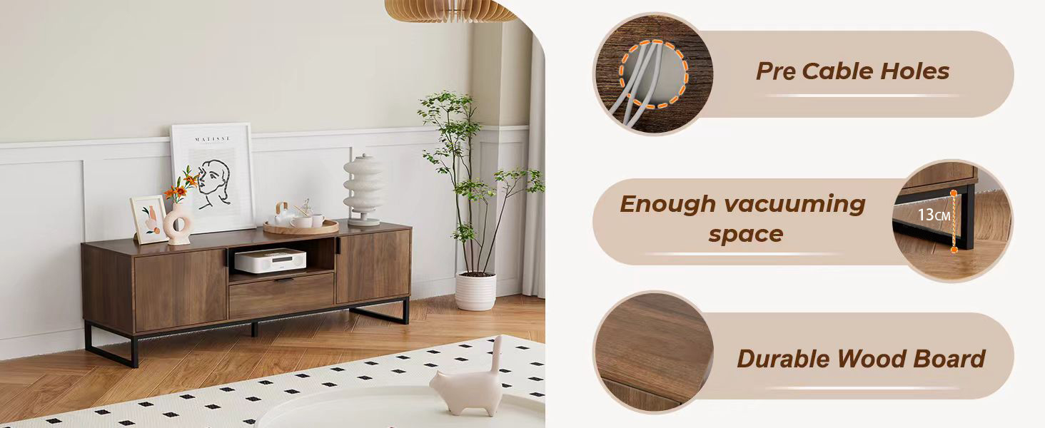 TV-Ständer aus Holz mit Metallrahmen im Wohnzimmer. Die Beschriftungen heben die Löcher vor dem Kabel, den Platz zum Staubsaugen und die robuste Holzplatte