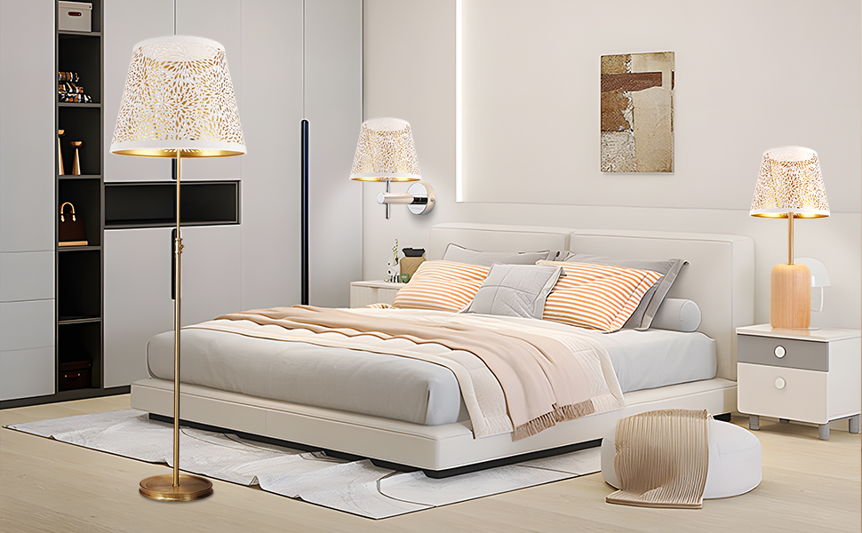 Configuration de chambre moderne avec lit rembourré blanc, lampes de table et lampadaires à motifs assortis et étagère noire intégrée