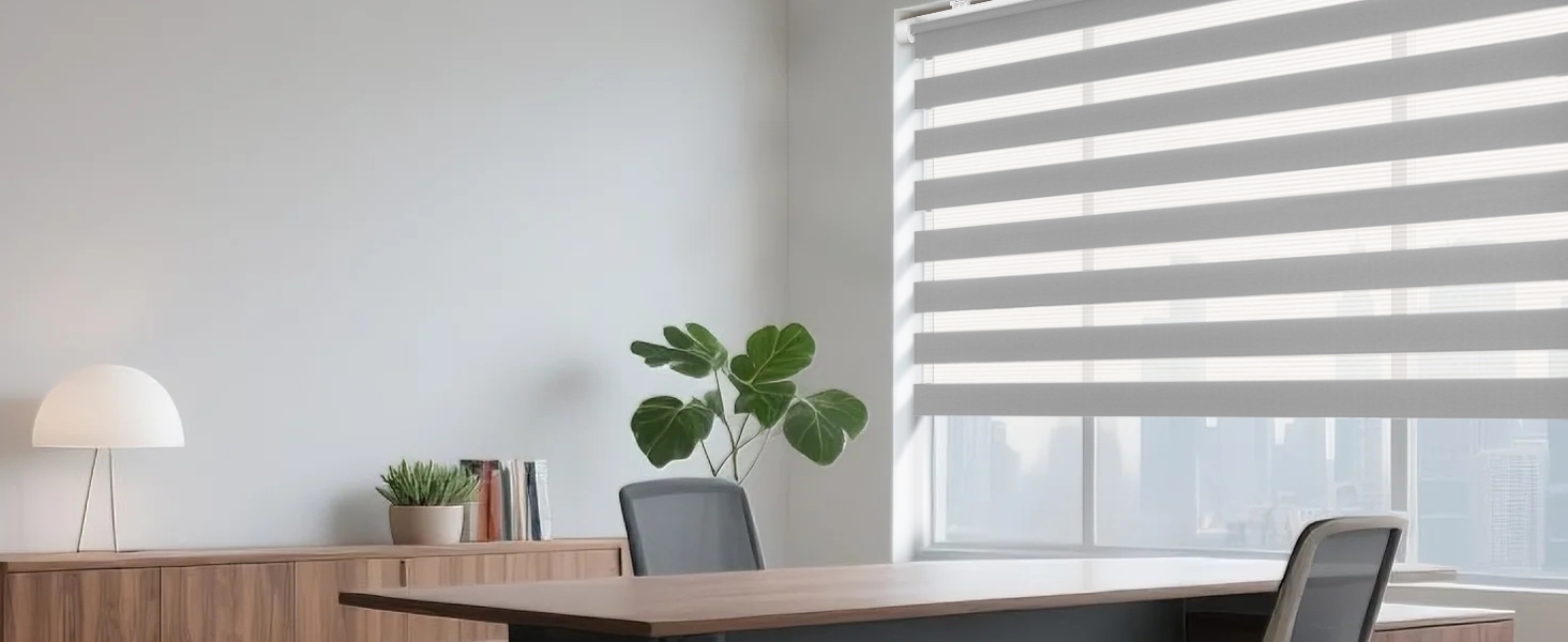 Intérieur de bureau ou d'espace de vie moderne avec des stores rayés projetant des ombres géométriques, mettant en scène des plantes et des meubles sur des murs blancs.