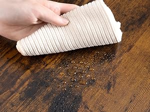 Usa a mano un panno bianco ruvido per pulire il liquido versato e i detriti da