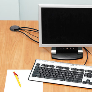 un écran d'ordinateur et un clavier sur un bureau en bois.