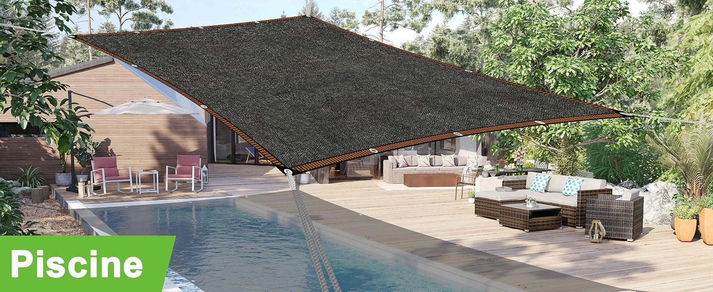 Grande structure d'ombrage rectangulaire au-dessus d'une piscine extérieure. Entouré de chaises longues et d'aménagements paysagers. Texte « Piscine » visible en vert.