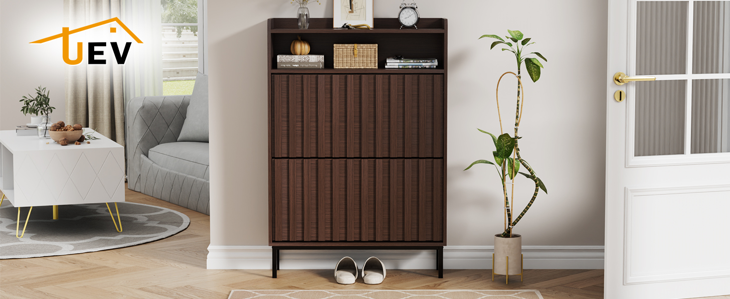 Ambiente interno moderno e minimalista che mostra mobili e decorazioni in legno contro pareti bianche, con piante d'appartamento che aggiungono elementi naturali.