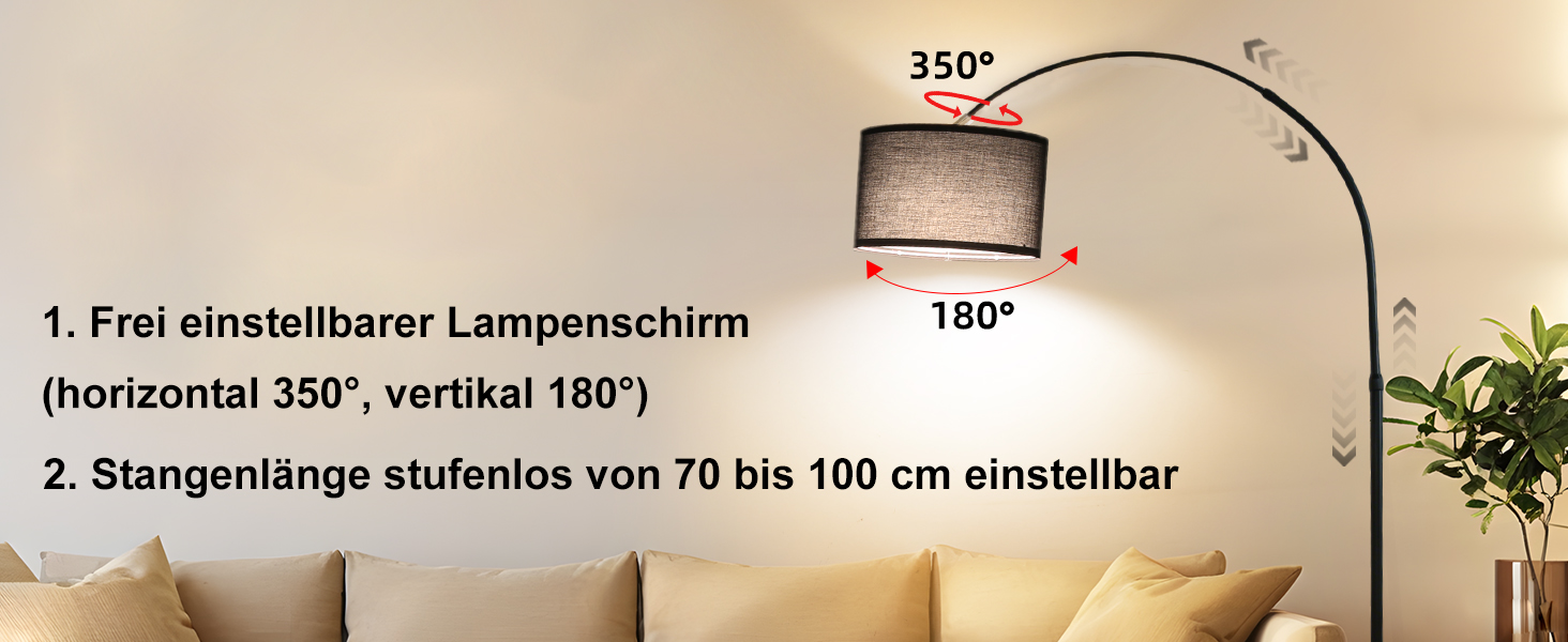 Einstellbare Stehleuchte mit gewölbtem Design. Der Lampenschirm aus Stoff ist horizontal um 350° und vertikal um 180° drehbar. Die Stablänge ist von 70 bis 100 cm verstellbar. Die Lampe leuchtet über einem beigen Sofa