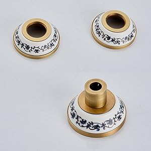 un ensemble de trois vases en porcelaine chinoise.