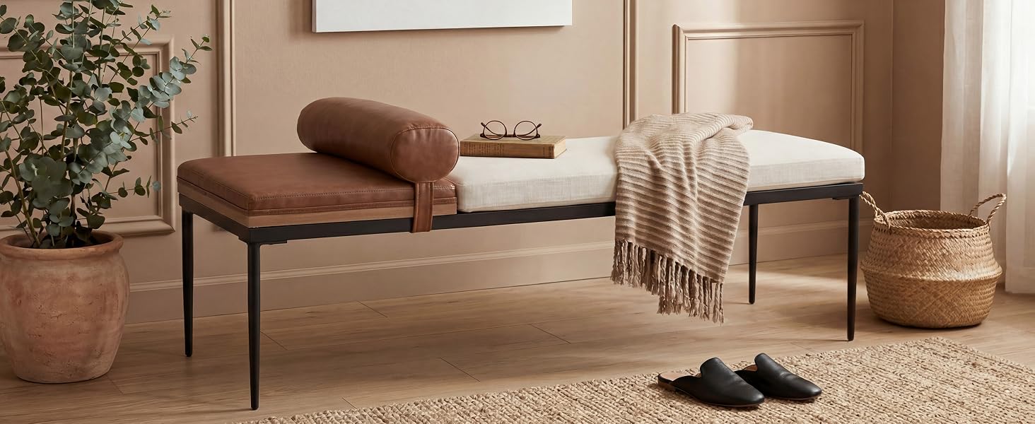 Interno minimalista con panca in legno scuro con cuscino marrone, sedia bianca, pianta in vaso, scaffali bianchi, toni neutri. Disposizione moderna dei mobili per la casa.