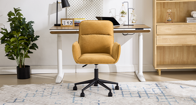 Moderne Einrichtung für das Heimbüro mit einem hellbraunen/senffarbenen Bürostuhl, einem Schreibtisch aus Holz und Aufbewahrungsmöbeln mit dekorativen Pflanzen. Sauberer, minimalistischer Arbeitsbereich mit Weiß- und Holztönen.