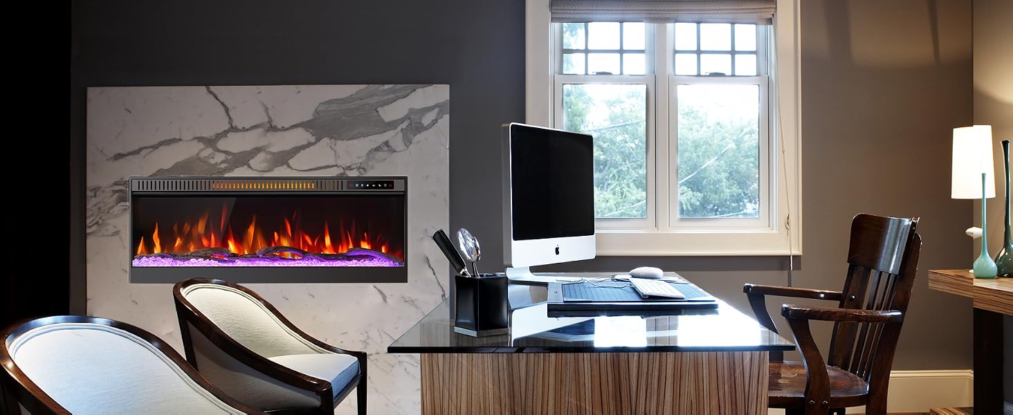 Modernes Home-Office-Ambiente mit eingebautem Elektrokamin mit lila-blauen Flammen, Schreibtisch in der Nähe des Fensters und Bürostuhl aus Leder.