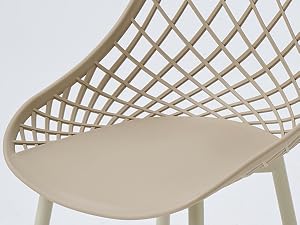 Chaise d'extérieur tressée beige avec dossier en treillis géométrique et assise incurvée, représentée de profil sur fond blanc.