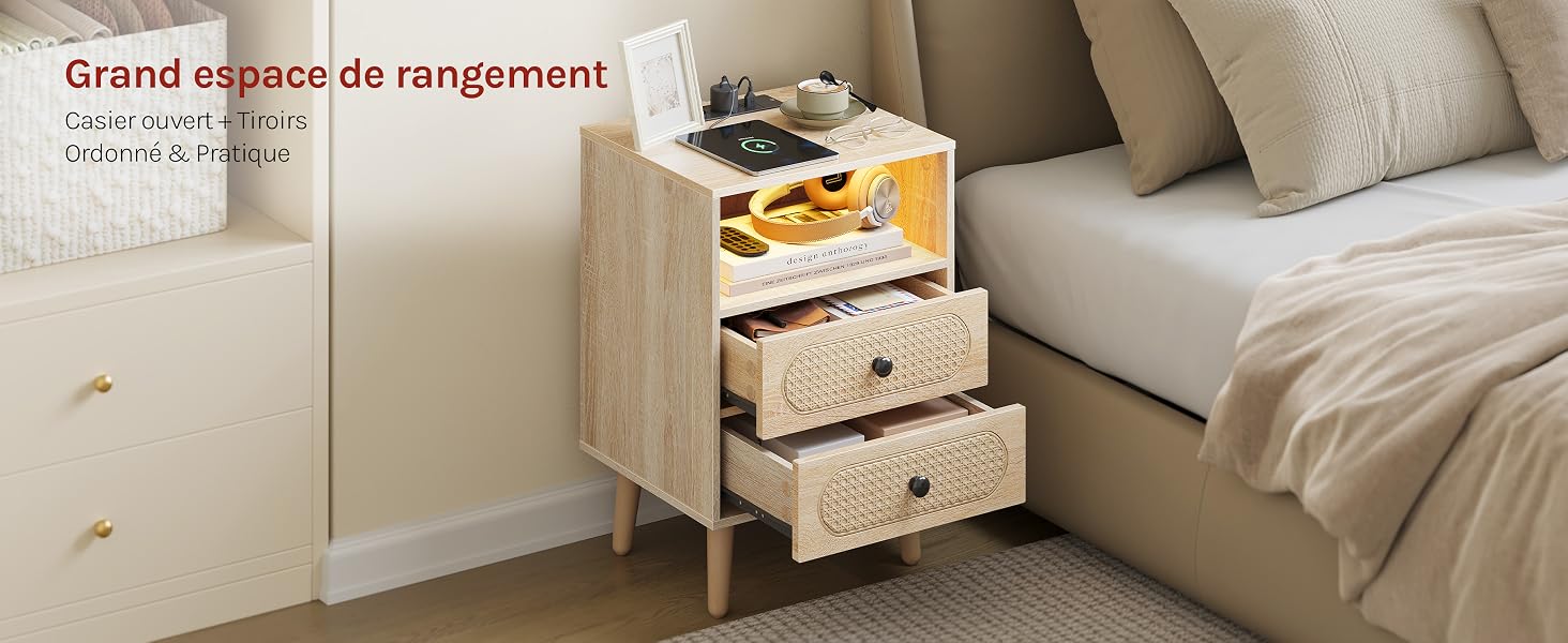 Le texte indique « Grande armoire de rangement » (en haut à gauche). L'intérieur de la chambre à coucher montre une unité de rangement blanche avec plusieurs tiroirs à côté du lit avec des oreillers sur fond mural neutre.
