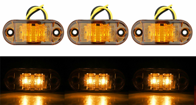 Ensemble de trois feux de position à LED ambrés avec lentilles transparentes.