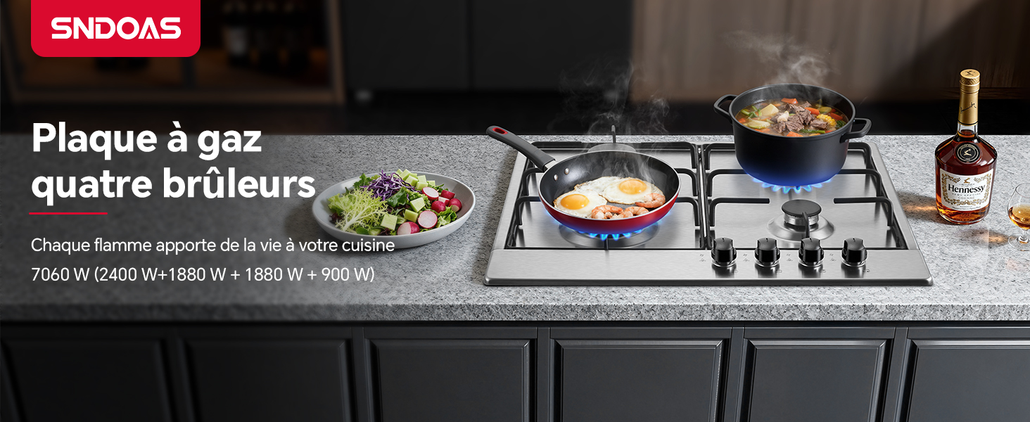 Le texte indique « SINOOAS » et « Plaque à gaz quatre brûleurs » avec les détails du produit ci-dessous. Table de cuisson au gaz avec quatre brûleurs sur un plan de travail en granit noir, présentant les casseroles et les ingrédients de cuisson dans un cadre de cuisine professionnel.