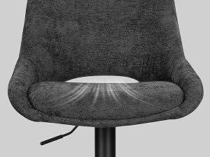 Grauer gepolsterter Stuhl mit geschwungener Rückenlehne, Schalensitzdesign und schwarzem, höhenverstellbarem Stiel vor neutralem Hintergrund.