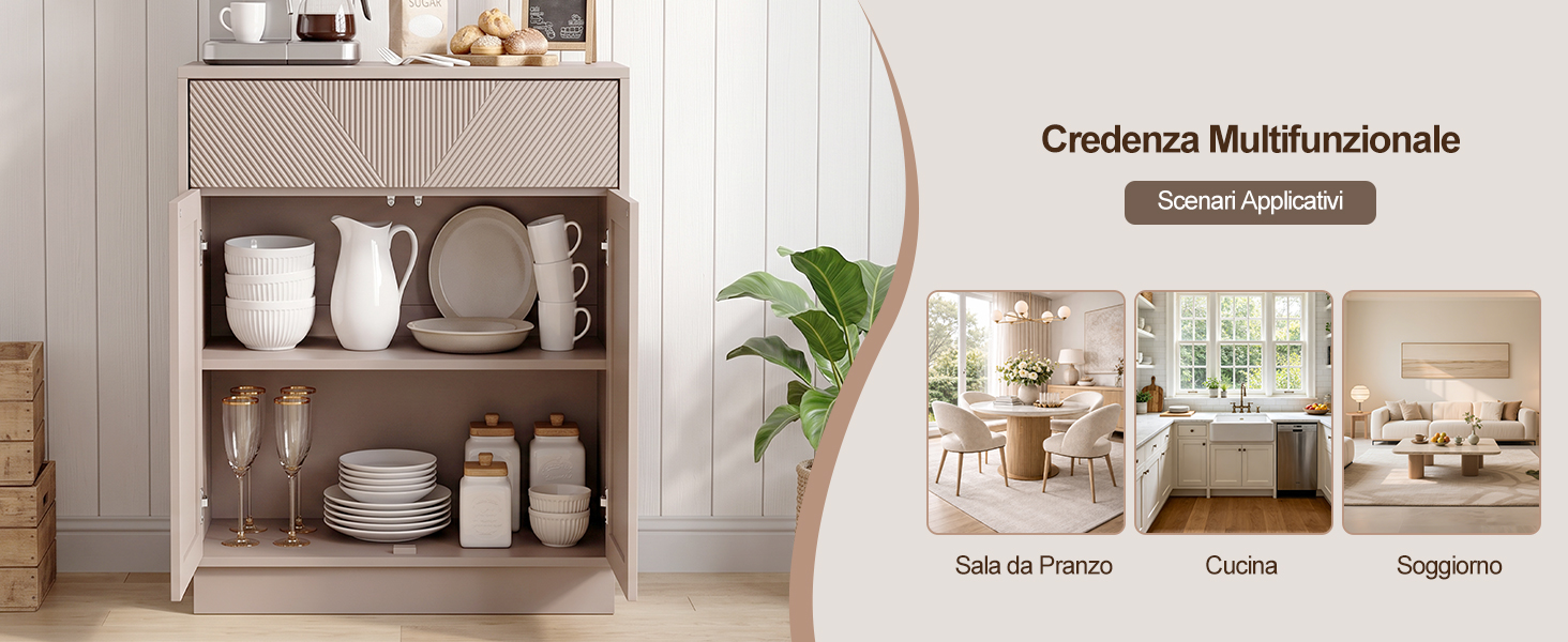 Il testo recita «Credenza Multifunzionale» e «Salotto Primo» e «Cucina» e «Soggiorno». Armadio in legno con due ripiani aperti che espongono stoviglie bianche, mostrate nelle impostazioni della stanza.