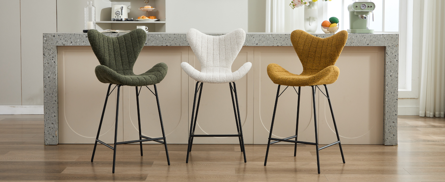 Comedor moderno con pisos de madera con varias sillas de estilo contemporáneo dispuestas alrededor de mesas en un espacio interior lleno de luz.
