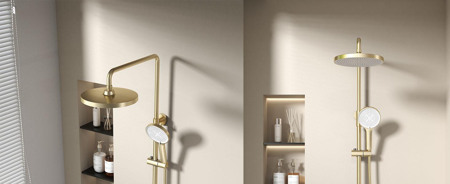 Deux systèmes de douche au fini doré dotés de pommes de douche à effet pluie circulaires, de douches à main et de cadrans de régulation de la température. L'un des systèmes comporte un bras en forme de L, tandis que l'autre a une conception verticale droite