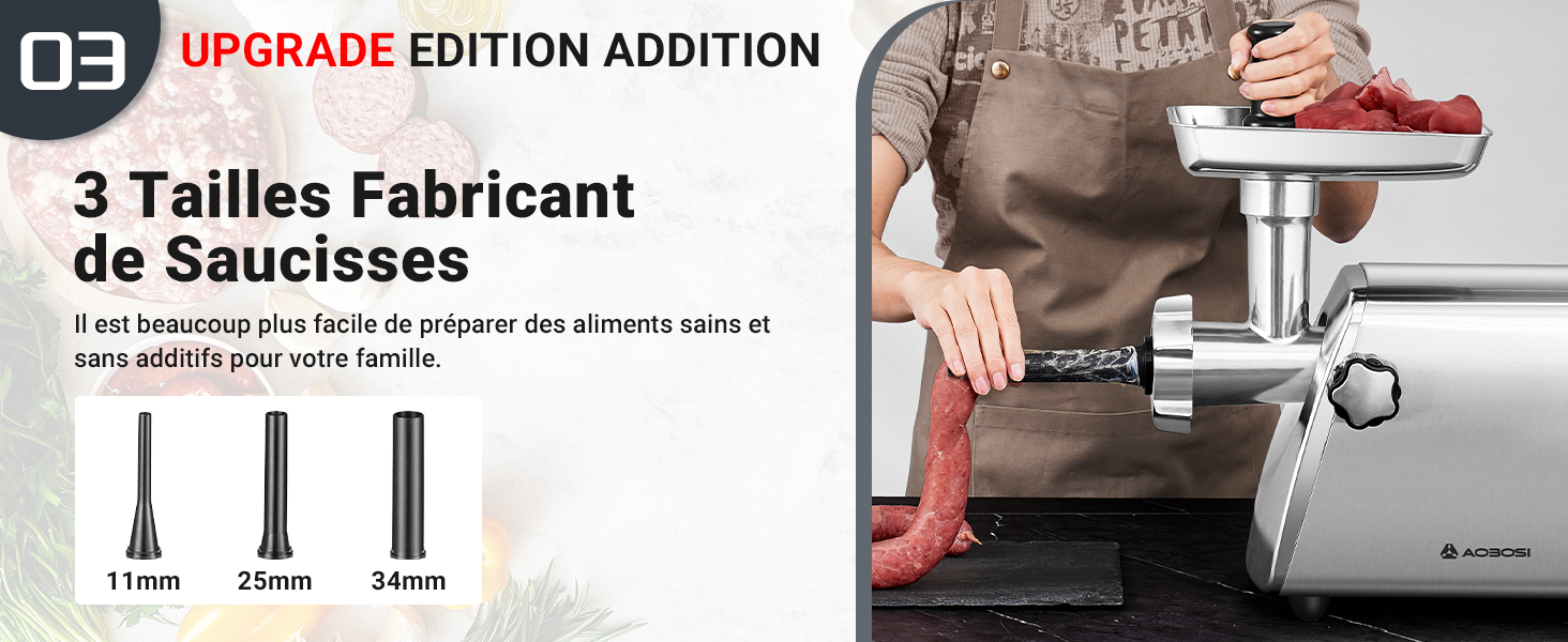 avec trois accessoires de tailles différentes. L'image montre une personne utilisant la machine pour faire des saucisses sur un plan