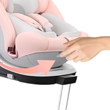 Gros plan des mains ajustant un tissu rose et gris sur ce qui semble être une surface de repassage ou un équipement de pressage.