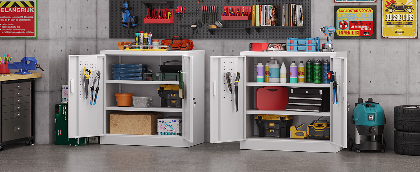 Configuration de rangement de garage organisée avec plusieurs armoires en métal blanc contenant des outils, des fournitures et de l'équipement. Fond de mur en béton de style industriel avec panneaux de sécurité visibles.