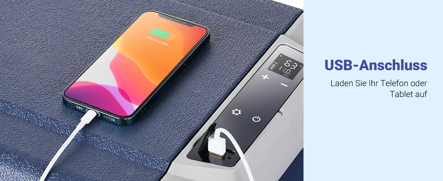 Aufladen des Smartphones über ein USB-Kabel, das an ein Gerät mit Digitalanzeige angeschlossen ist. Der Text weist auf „USB-Anschluss“ (USB-Anschluss auf Deutsch)