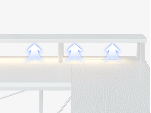 Nahaufnahme eines weißen Schranks oder Regals mit drei blauen LED-Leuchten, die die Unterseite beleuchten und einen sanften Leuchteffekt erzeugen