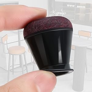 une main tenant une tasse de café