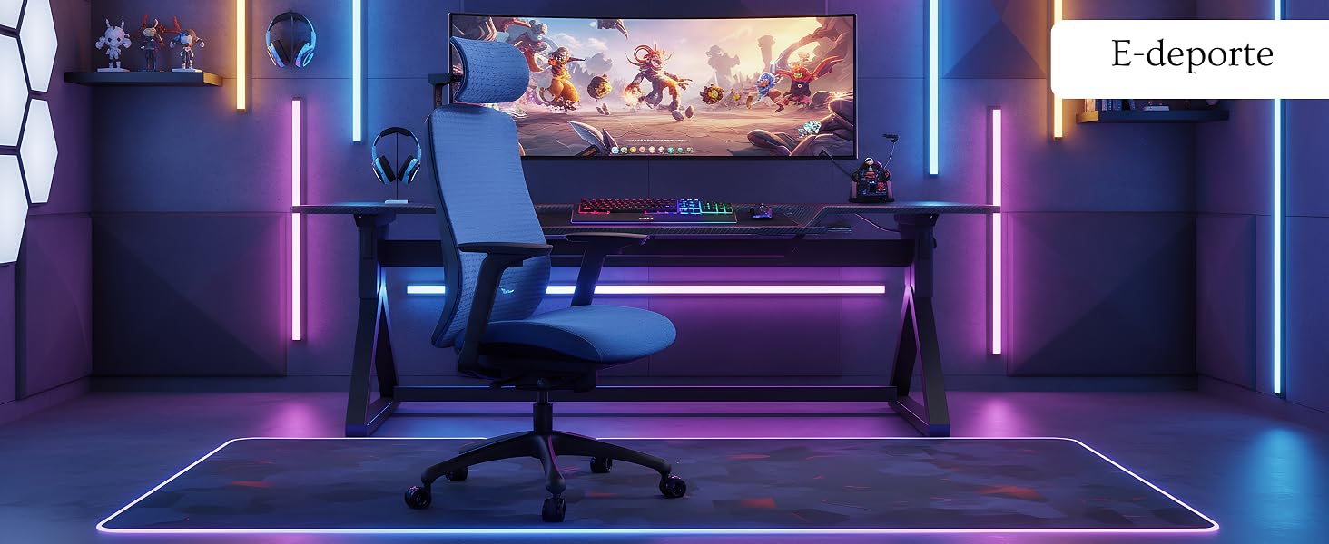 Configuración para juegos con iluminación ambiental LED violeta, que incluye un escritorio con monitor, teclado y dispositivos periféricos en una habitación oscura.