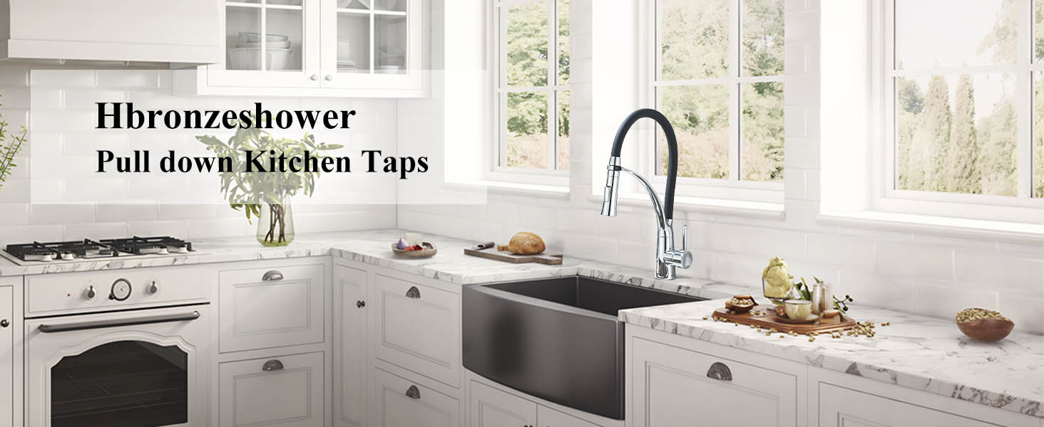Der Text lautet „Hbronzeshower Pull Down Kitchen Tape“. Modernes weißes Kücheninterieur mit Fenstern, auf denen der eingebaute herunterziehbare Wasserhahn über der Spüle zu sehen ist.