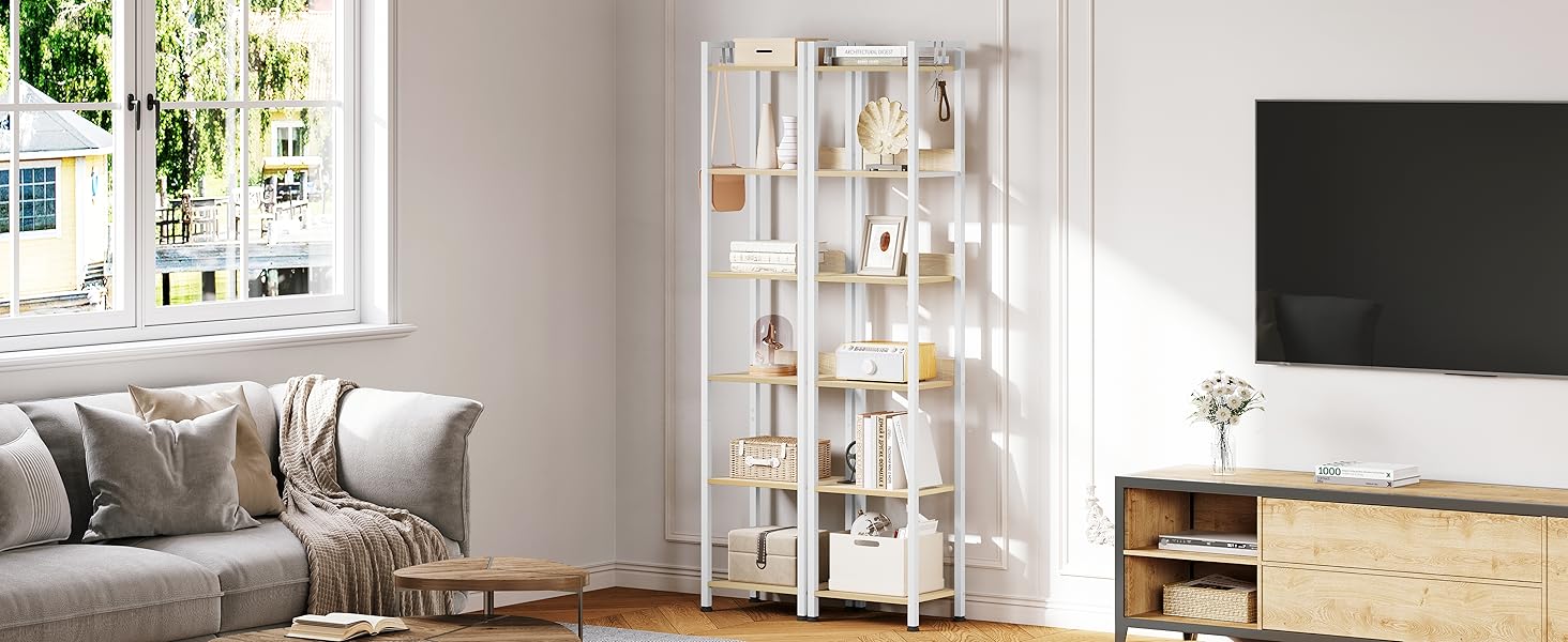 Soggiorno moderno con espositore angolare bianco con pannelli in vetro e cornici in legno, che mostra oggetti decorativi