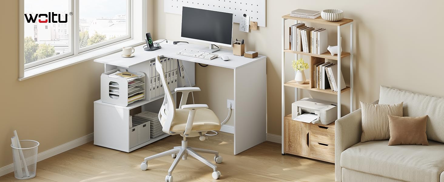 El texto dice el logotipo «wailtu» en la parte superior izquierda. Espacio de trabajo hogareño con escritorio blanco, monitor de ordenador, estantería de madera, muebles de almacenamiento blancos, paredes de color beige y cojines y objetos decorativos en tonos neutros.