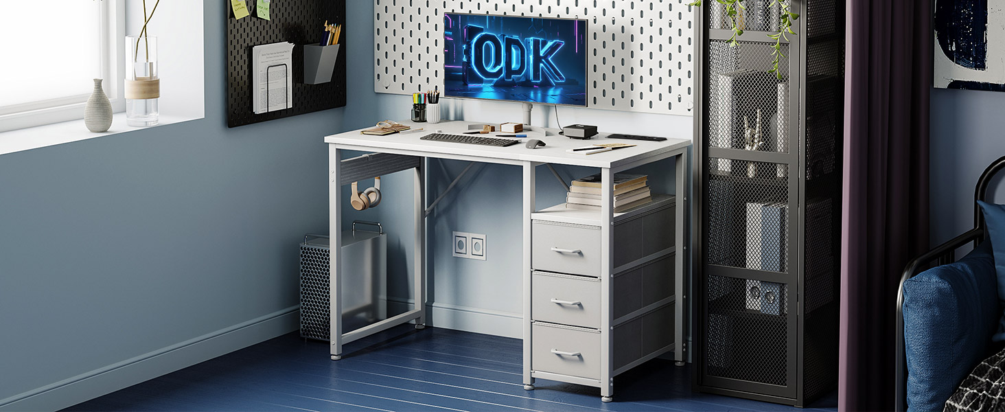 Gaming-Schreibtisch-Setup mit weißem Schreibtisch, Schubladenschrank und blauer LED-Hintergrundbeleuchtung vor grauer Wand, Computermonitor und Gaming-Peripheriegeräten