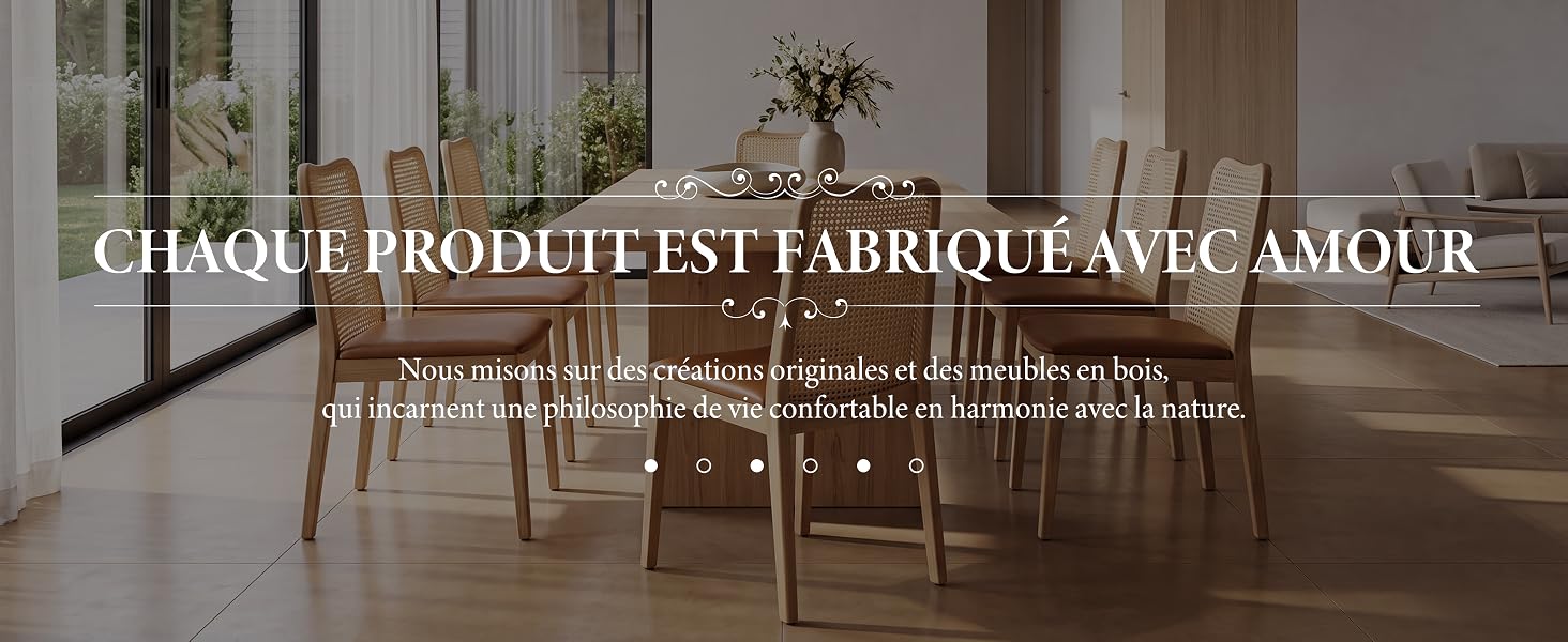 Le texte se lit comme suit : « CHAQUE PRODUIT EST FABRIQUÉ AVEC CAMOUR ». Intérieur de salle à manger moderne avec table en bois, chaises minimalistes et luminaires suspendus, mettant en valeur l'esthétique des meubles fabriqués à la main.