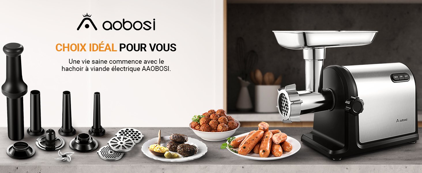 avec plusieurs accessoires, illustré à côté d'assiettes de plats préparés, y compris des boulettes de viande et des saucisses. Différents accessoires de la meuleuse sont affichés au premier plan.