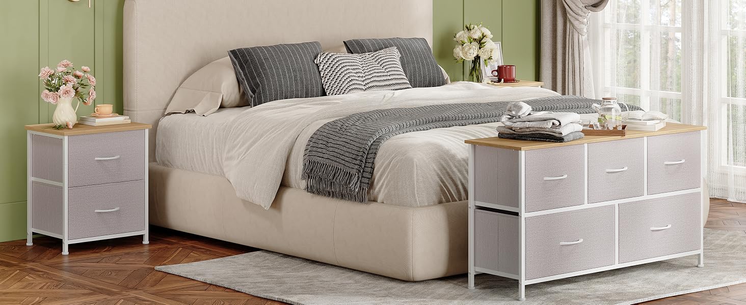 Décoration intérieure confortable montrant un agencement de meubles de salon avec un canapé beige, des accents blancs et des éléments décoratifs créant un espace de vie moderne et neutre.