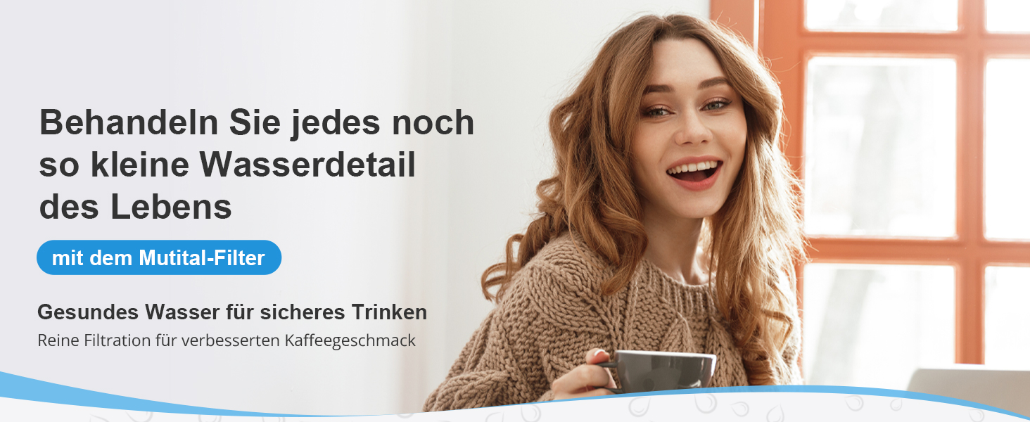 eine Frau mit langen Haaren und einem braunen Pullover, die eine Tasse Kaffee in der Hand hält.