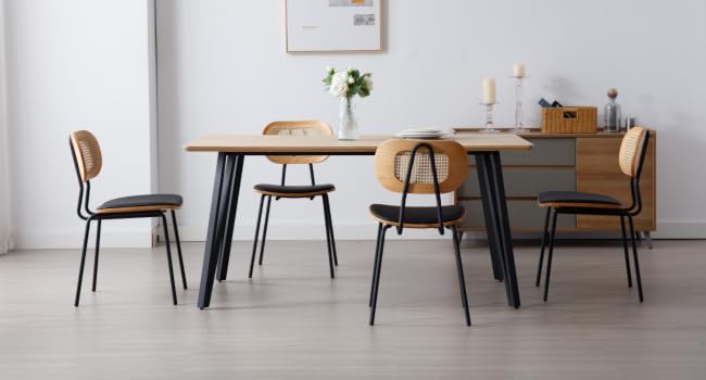 avec table en bois avec pieds en métal noir, accompagné de quatre chaises assorties avec des cadres noirs et des sièges et dossiers en bois