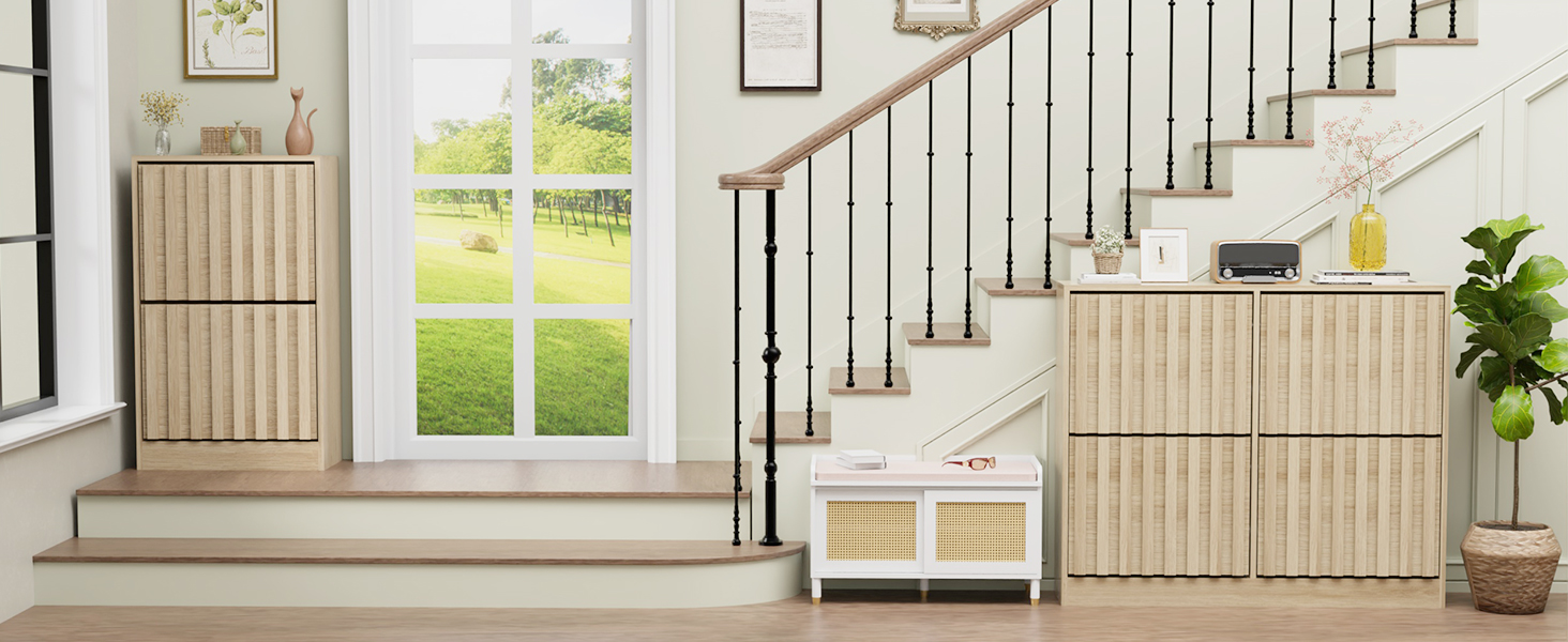 Scala interna con ringhiere in legno verniciato bianco e moquette beige. Viste multiple che mostrano diverse angolazioni dello stesso design della scala.